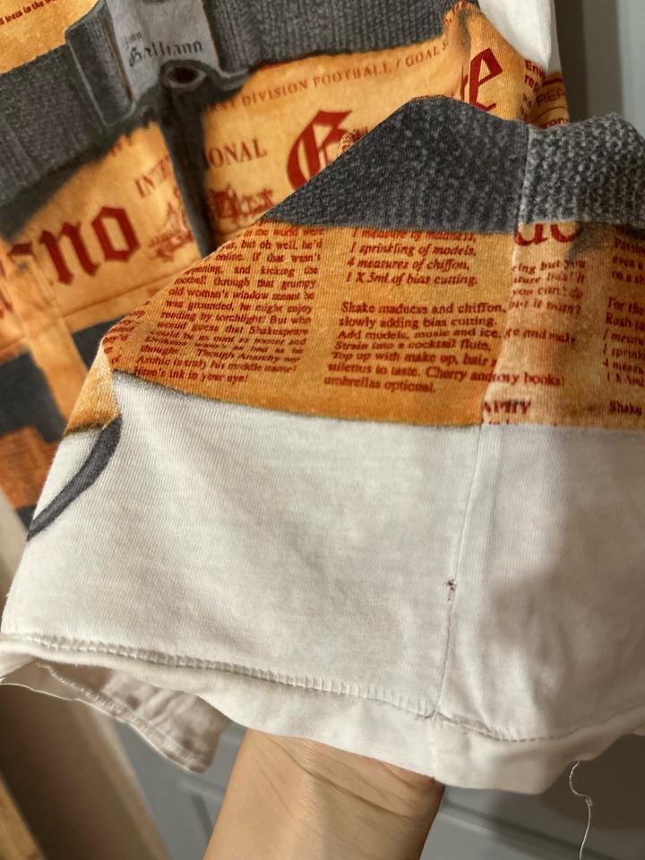 Винтажная футболка John Galliano с эффектным дизайнерским принтом