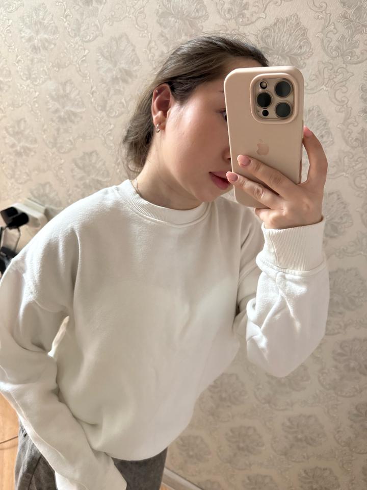 Белая толстовка