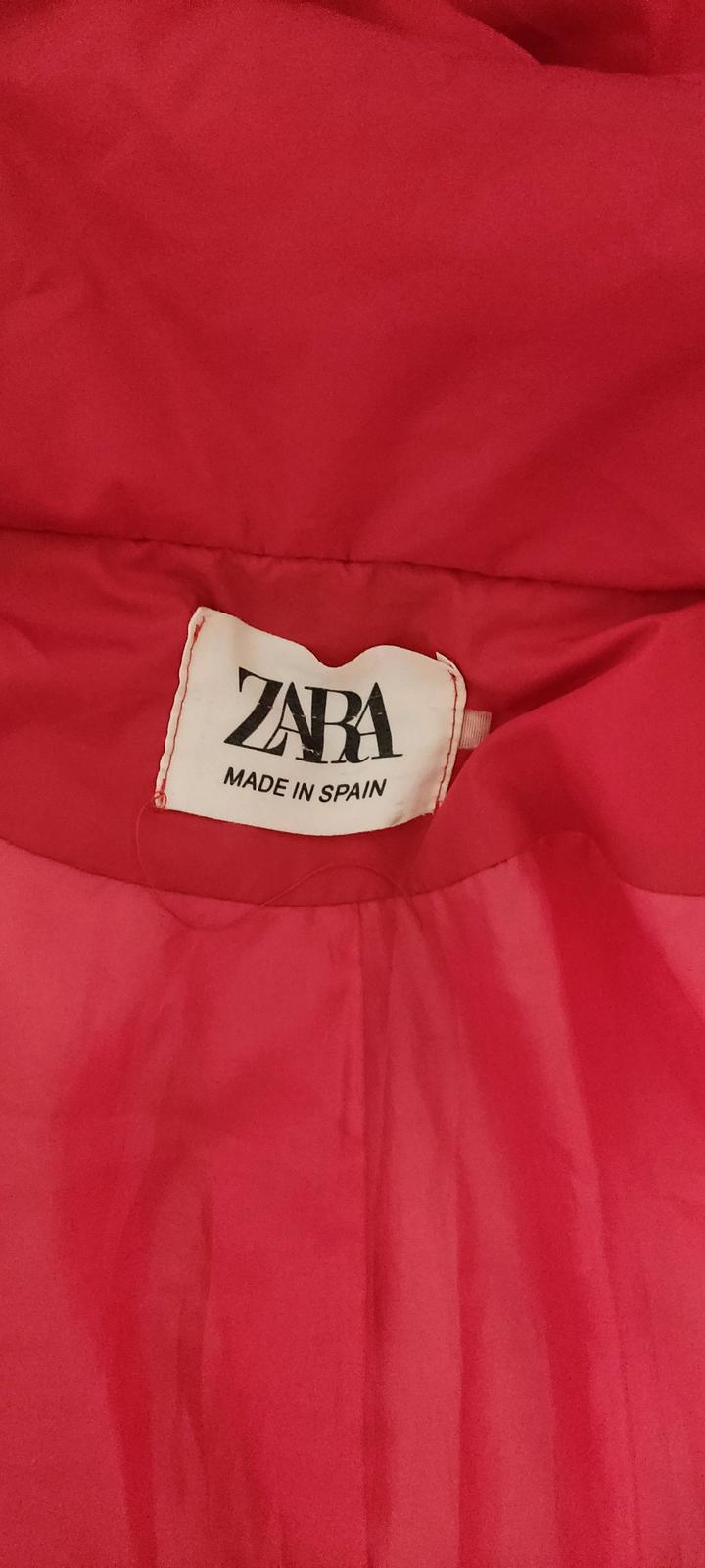 розовая куртка