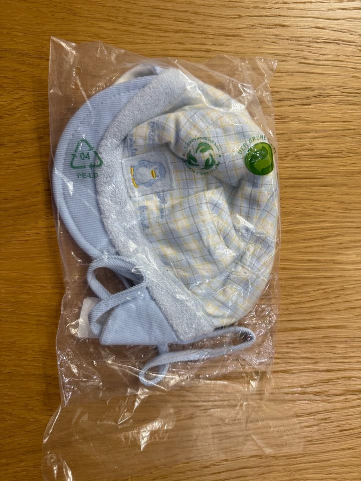 Теплая кепка для мальчика с козырьком и завязками на весну и осень