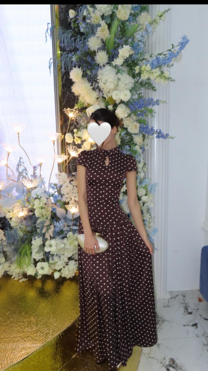 Коричневое платье в горошек