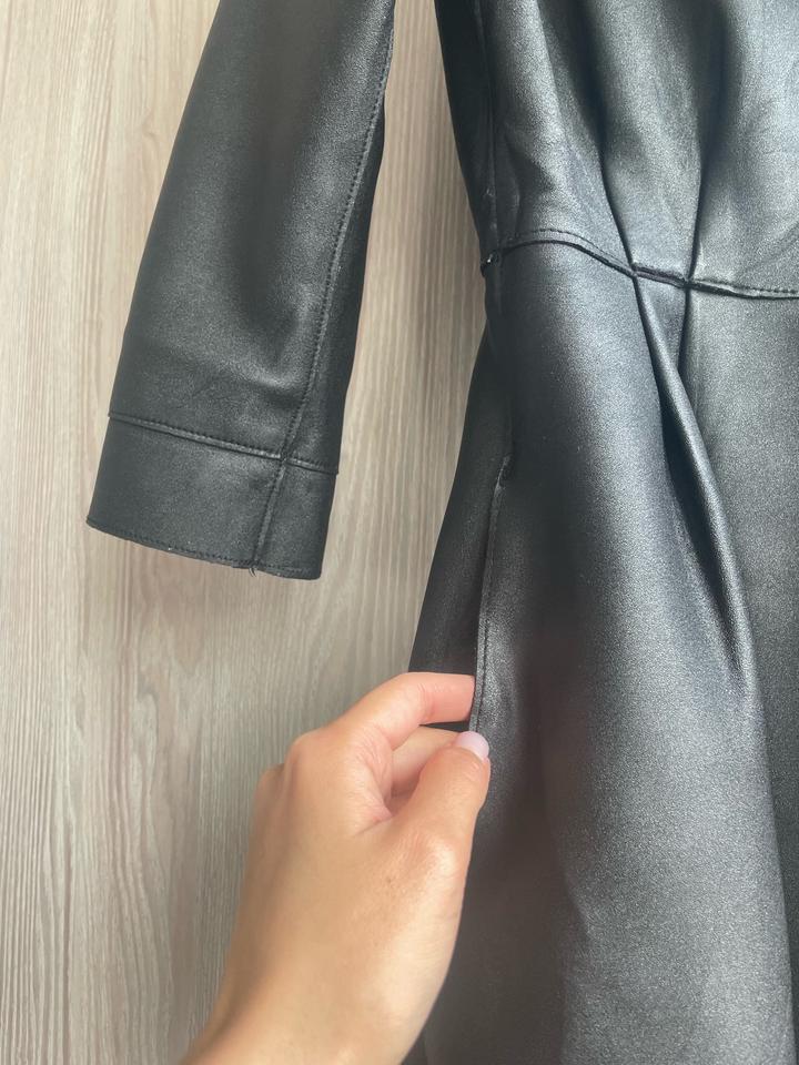 Черное мини платье под кожу