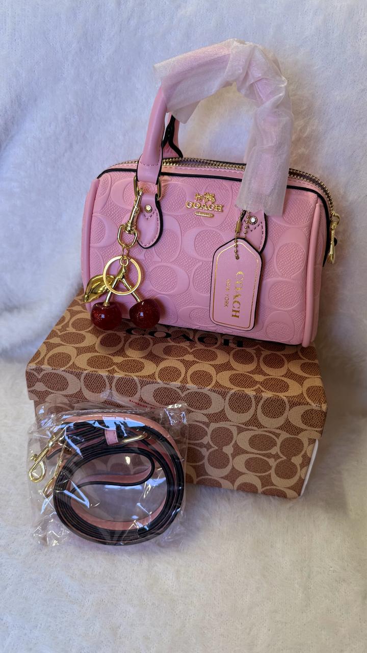 Розовая сумка Coach