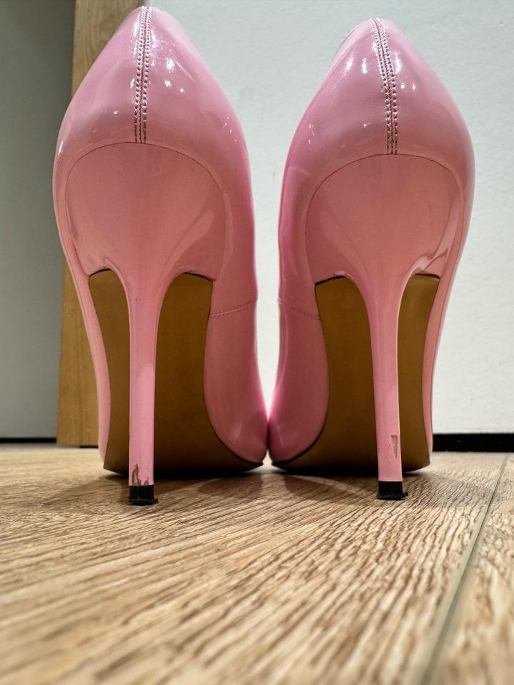 Розовые лакированные туфли