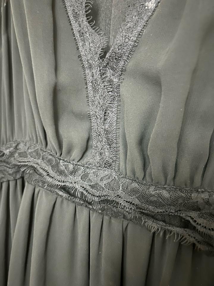 Элегантное вечернее платье в пол с кружевной отделкой