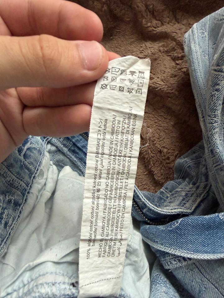 Голубые джинсы Bershka