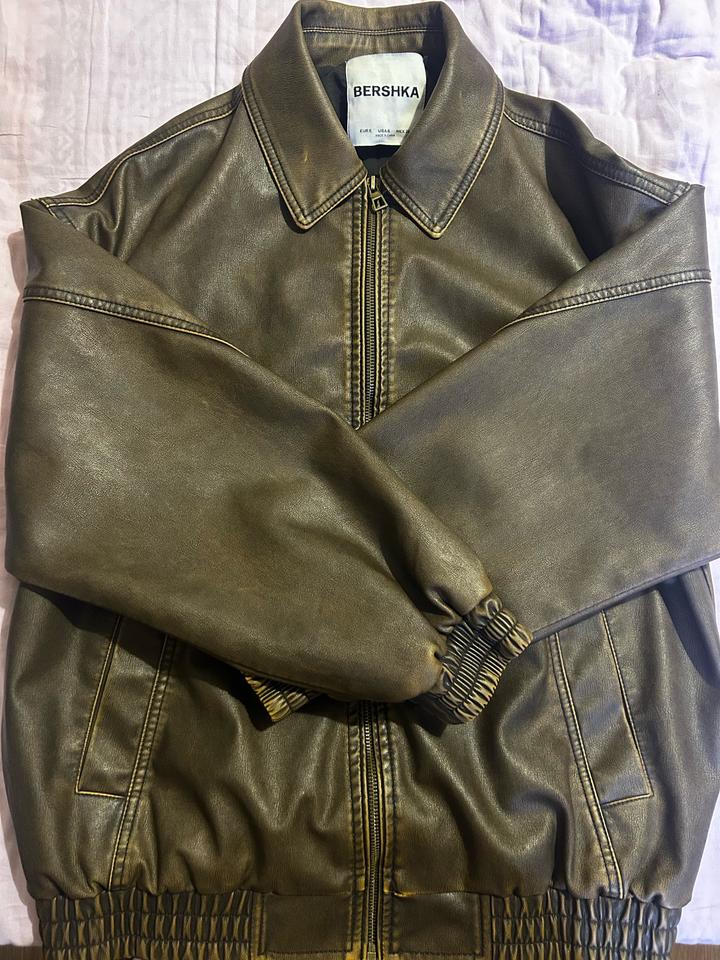Коричневая кожанка Bershka