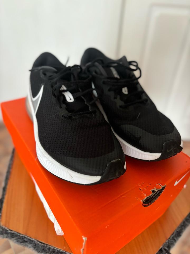 Продам оригинальные унисекс кроссовки Nike