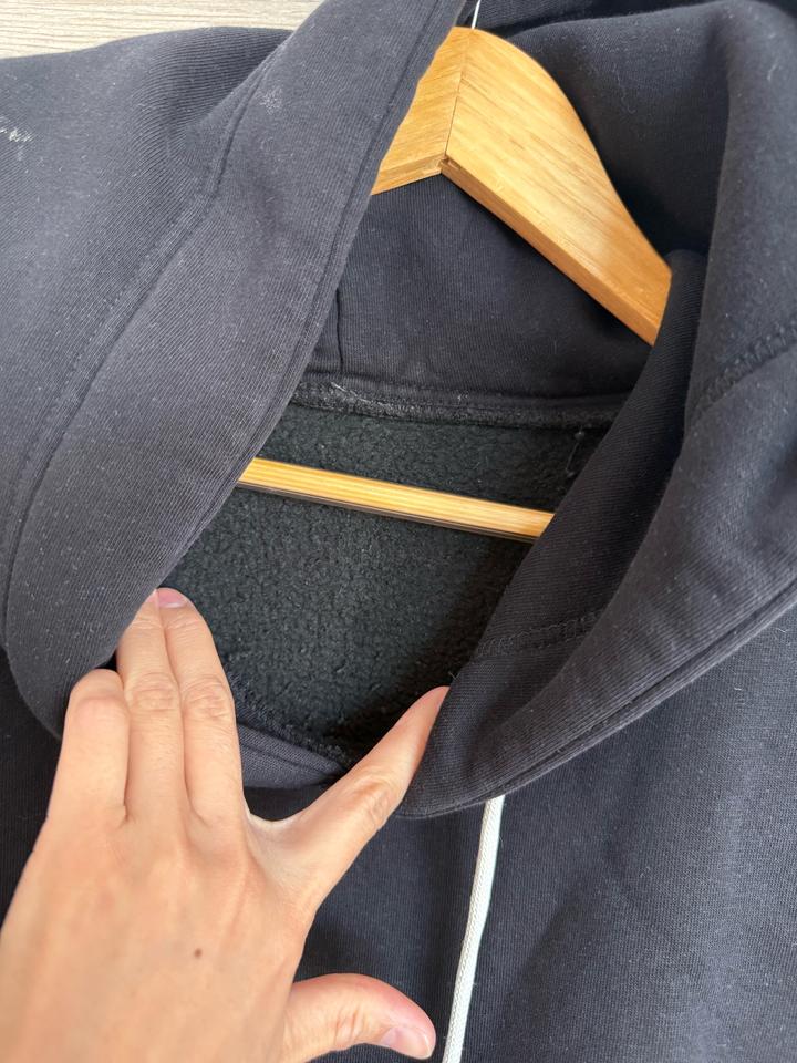 Черная теплая толстовка