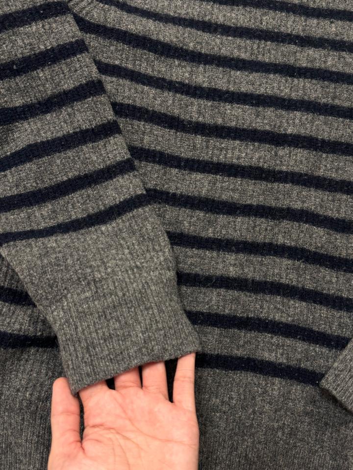 Свитер серый UNIQLO