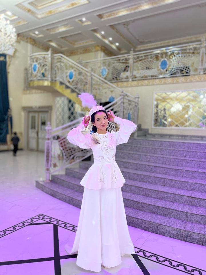 Нарядное белое платье на Ұзату и Сырға салу.