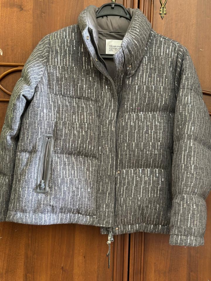 Короткий пуховик в тёмно-сером оттенке