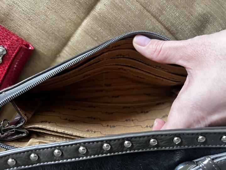 Серый клатч Mango