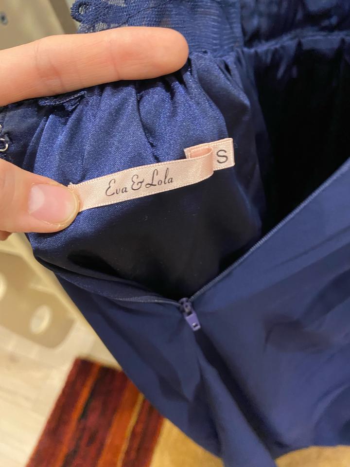 Вечернее платье, с открытыми руками, очень элегантное, в идеальном состоянии.