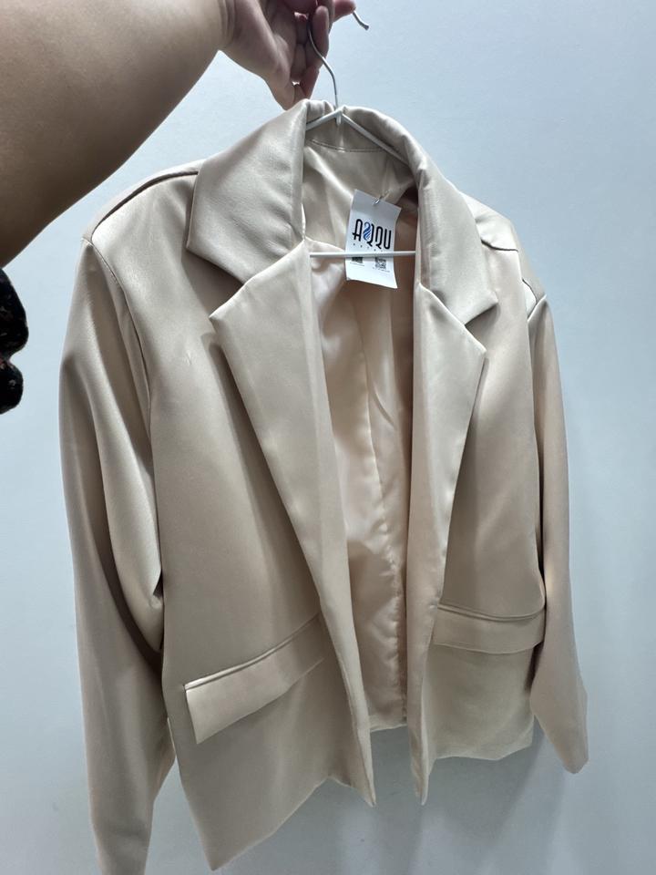 Атласный пиджак с юбкой