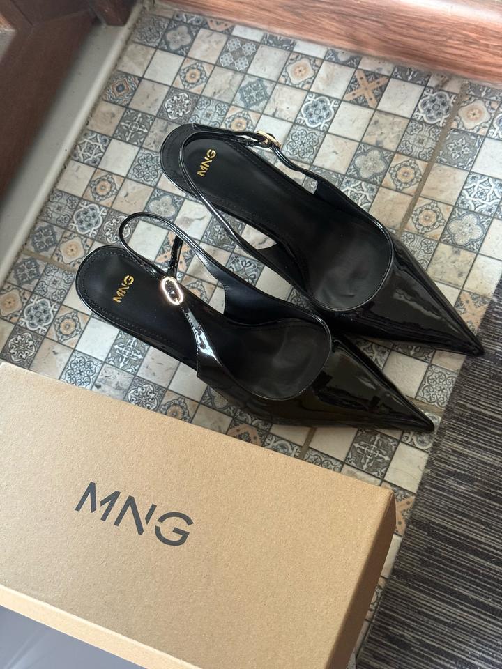 Черные туфли от Mango