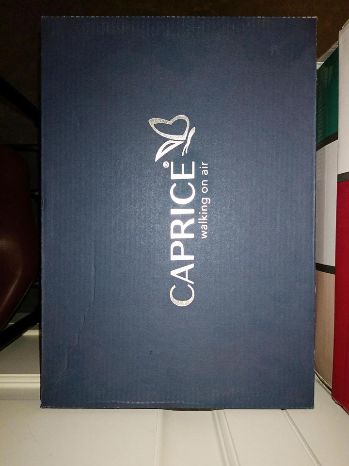 Босоножки кожаные на танкетке Caprice