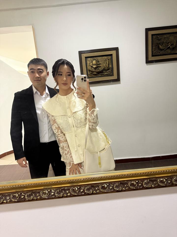 Бежевое платье, бренд не знаю