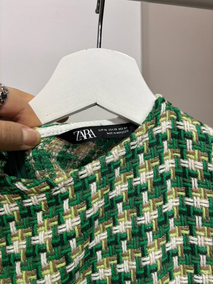Зеленое твидовое платье Zara.