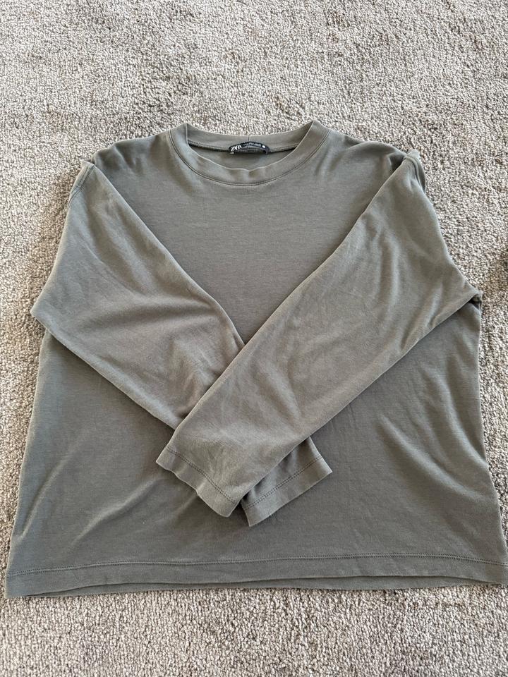 Зеленый лонгслив от ZARA