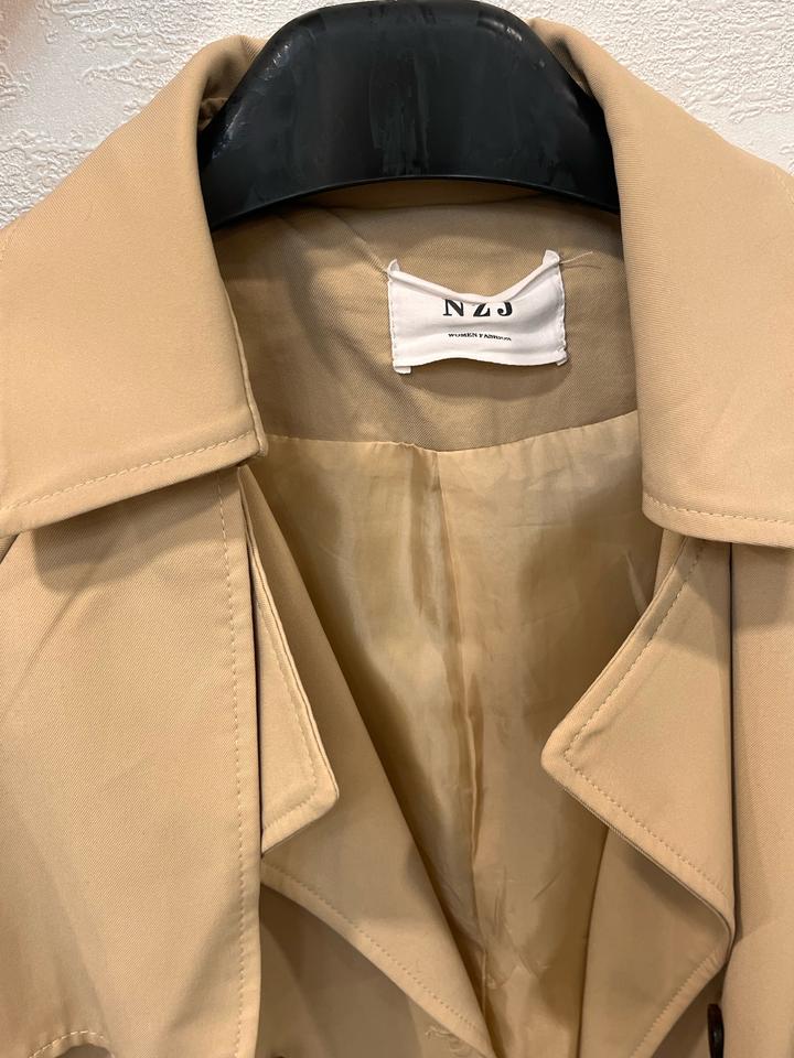 Бежевый тренч