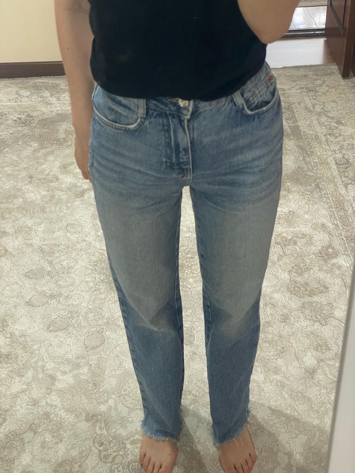 Голубые джинсы Zara