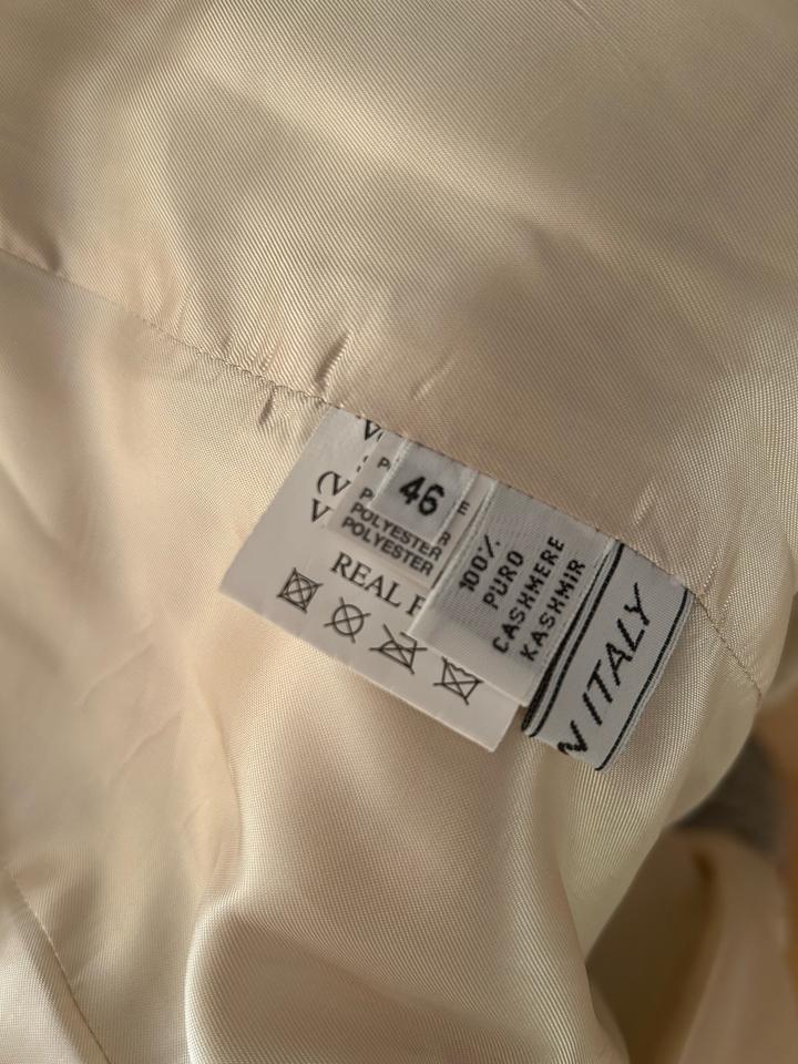 Пальто бежевое с меховым воротником