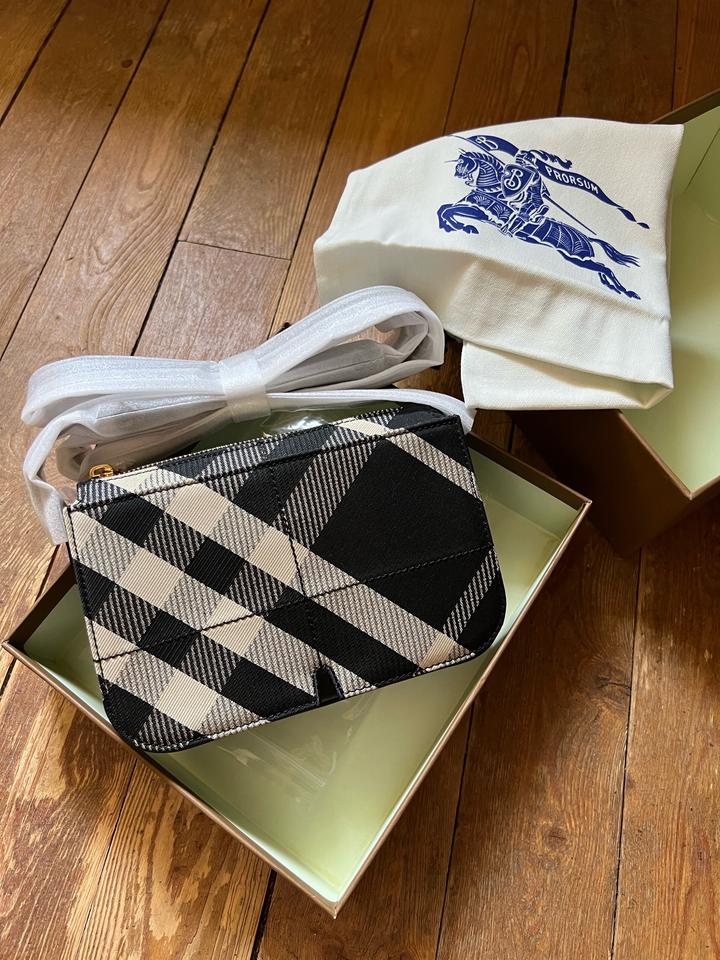 Burberry та самая сумка