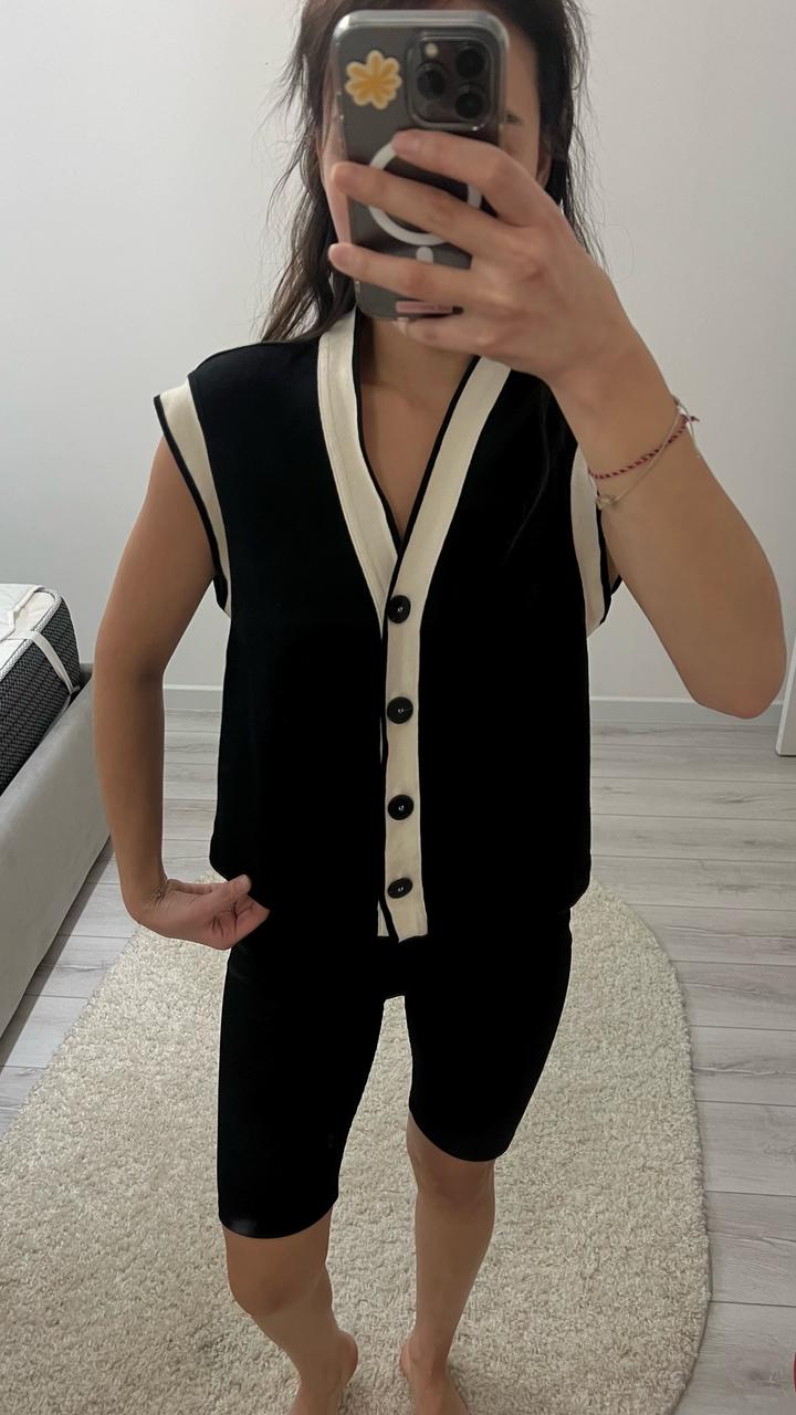 Черный стильный жилет с пуговицами Massimo Dutti