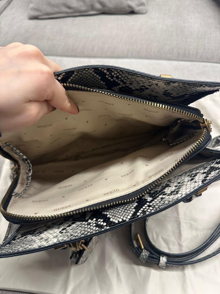 Сумка под питона от Guess