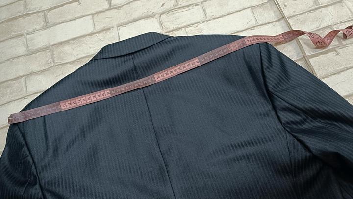 Мужской серый костюм в полоску