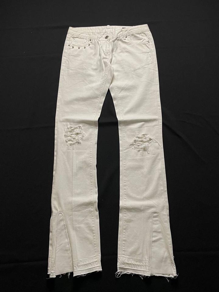 Белые джинсы с шипами