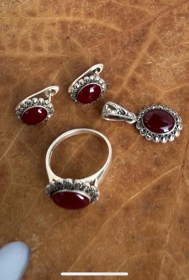 Серебро.Гранатовый набор. Кольцо, серьги, кулон.