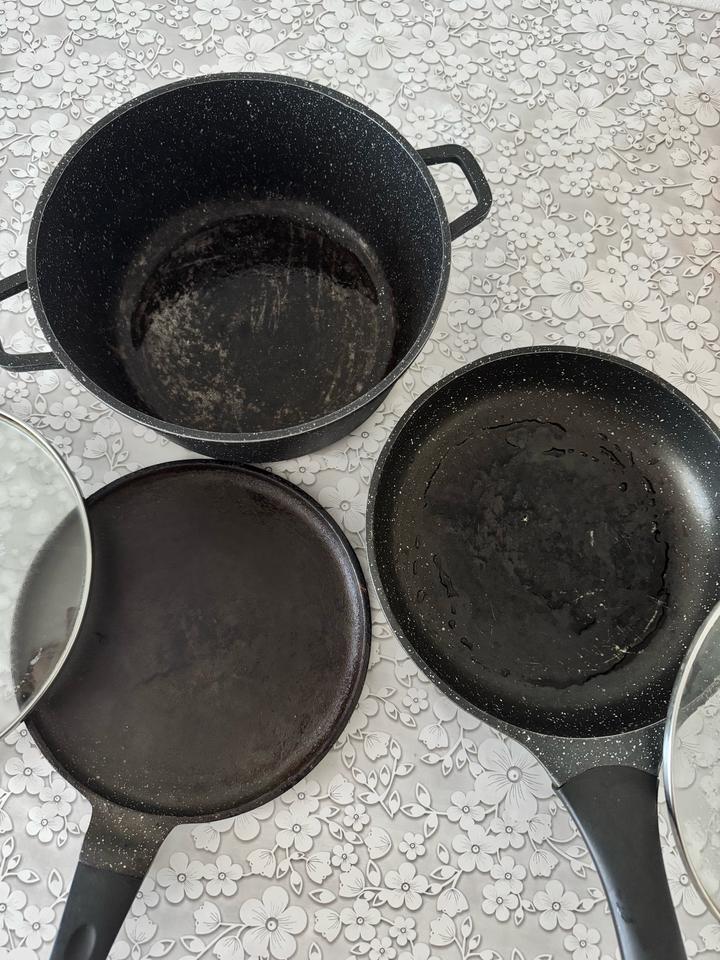 Кострюли сковородки