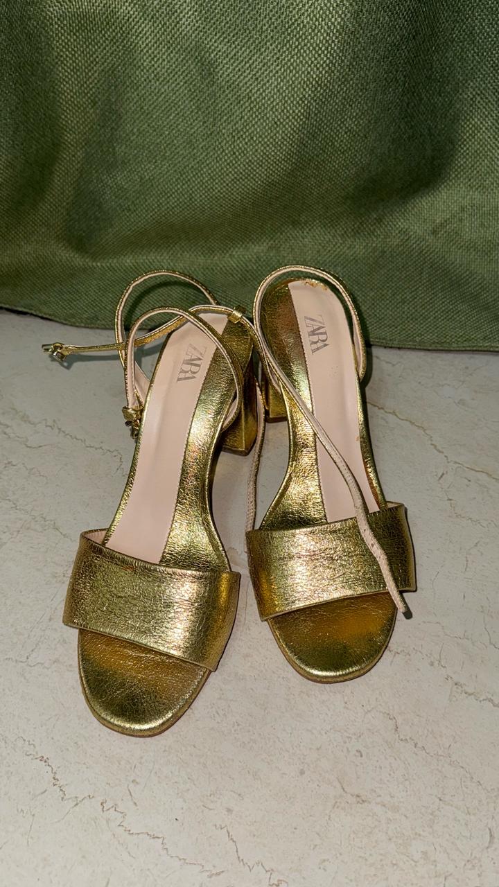 Босоножки Zara.