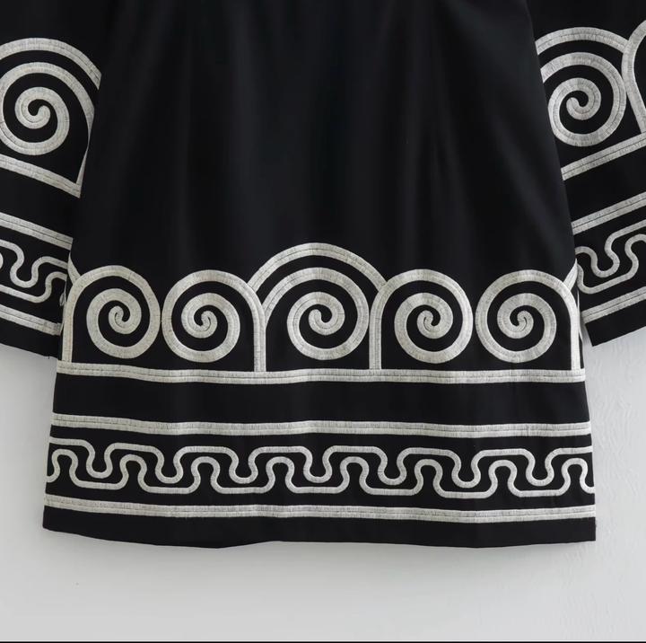 Черное платье с цветочным принтом