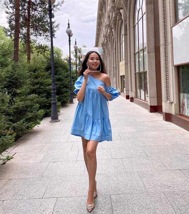 платье короткое на одно плечо