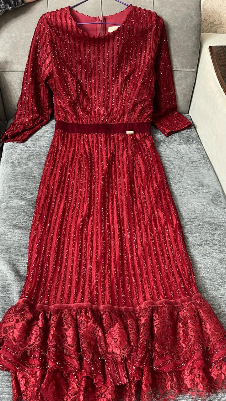 Бордовое платье