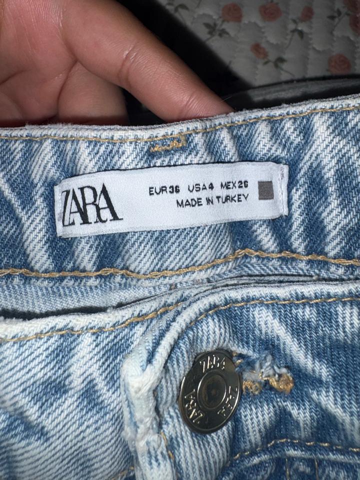 голубые джинсы Zara