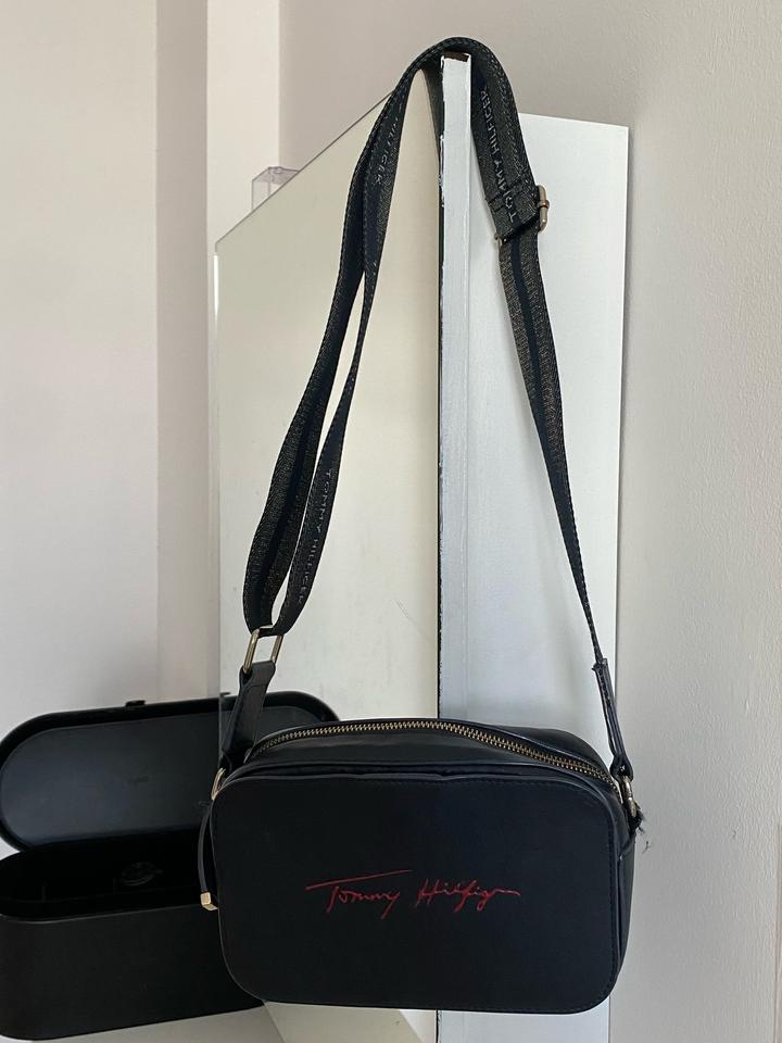 Темно синяя сумка от Tomy Hilfigher