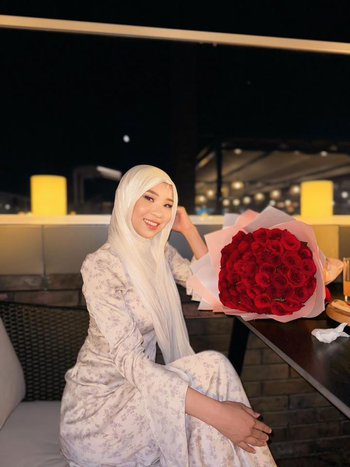 Нежное платье с цветочным принтом.