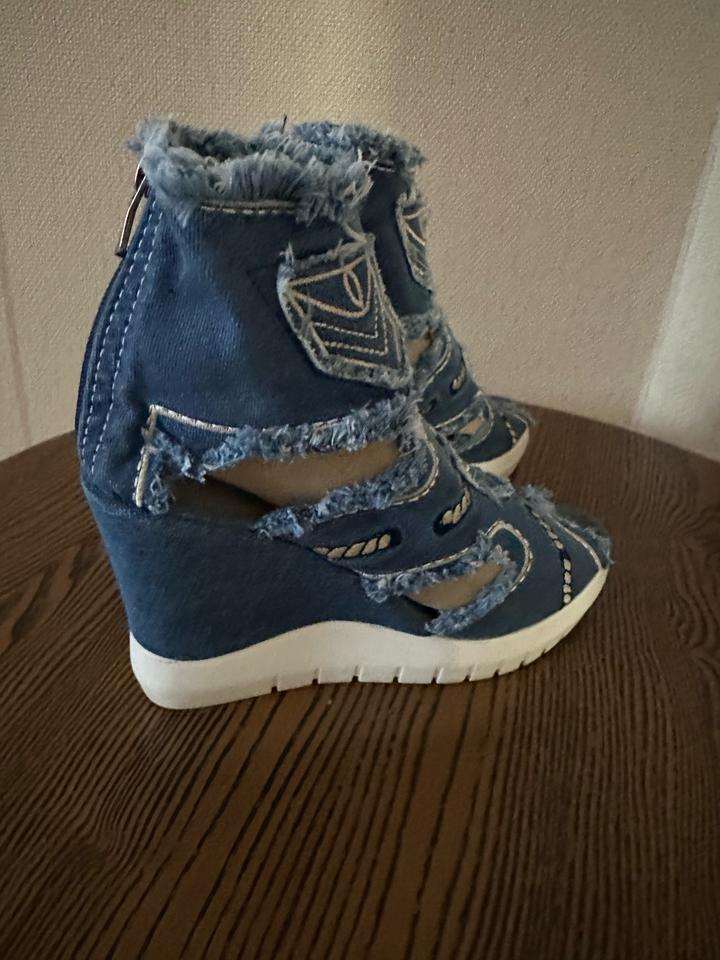 Танкетки на платформе