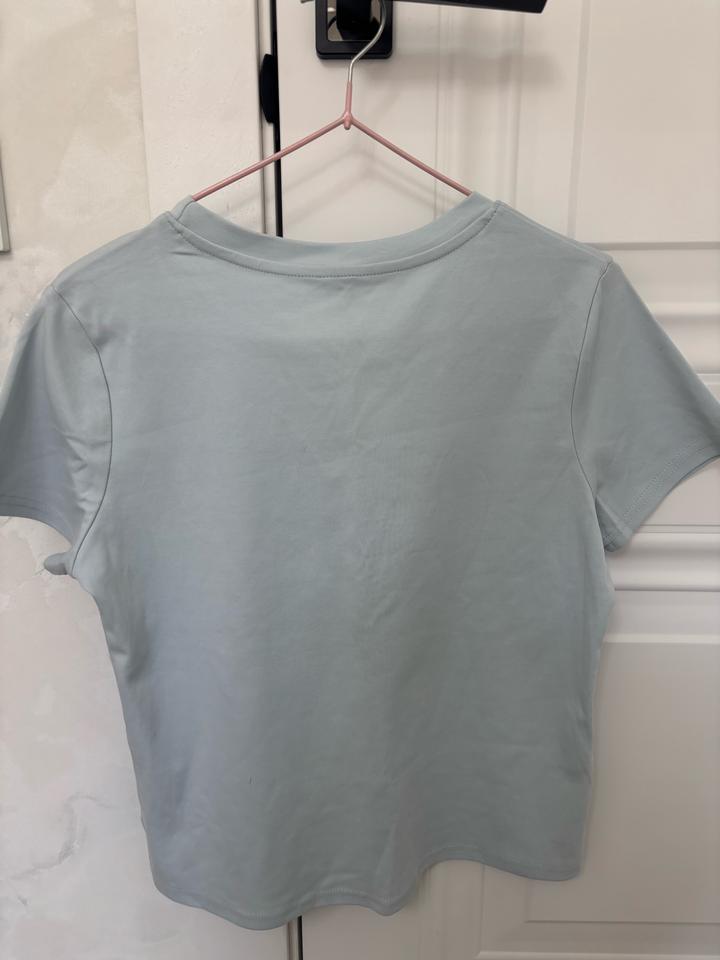 Голубая футболка