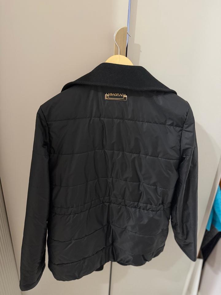 Черная куртка Lasagrada