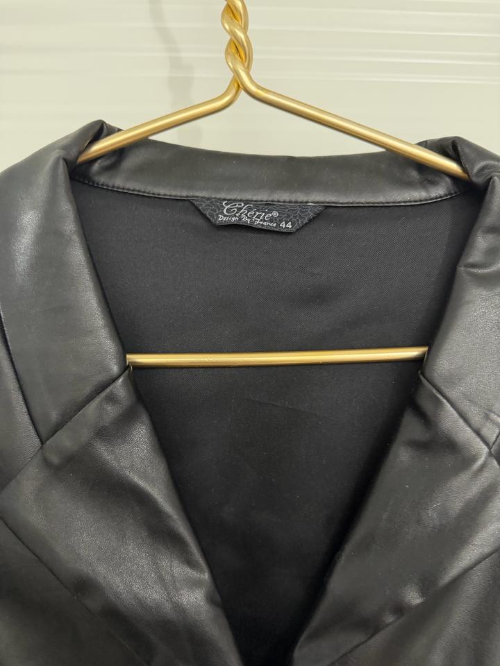 Черное кожаное платье