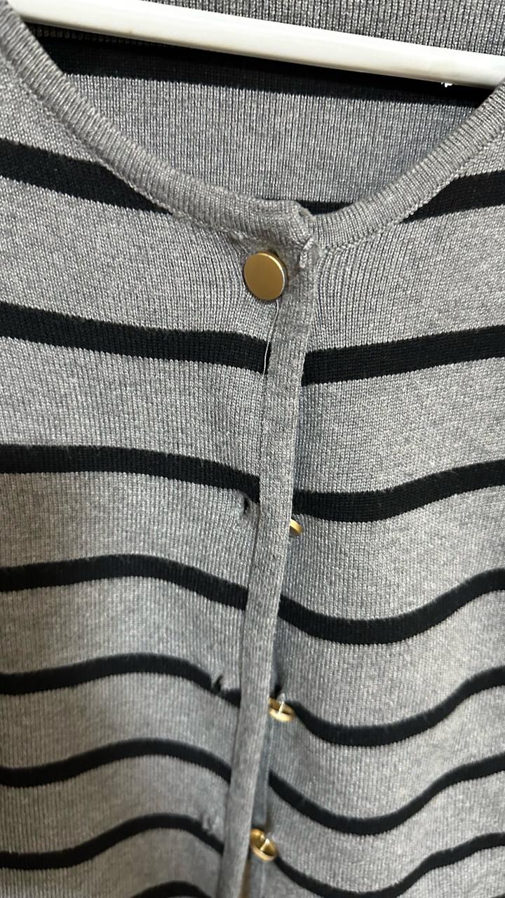 серый кардиган в полоску