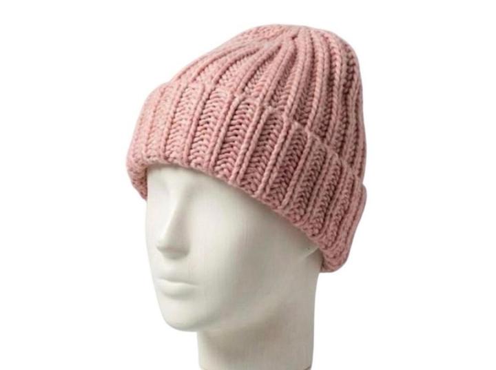 Розовая шапка Stradivarius
