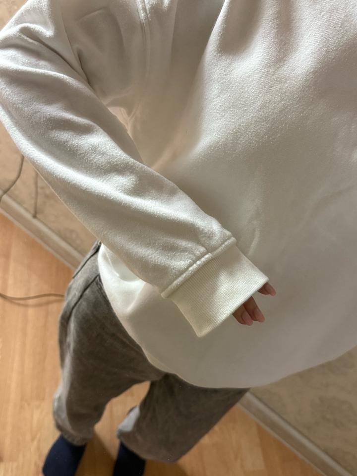 Белая толстовка