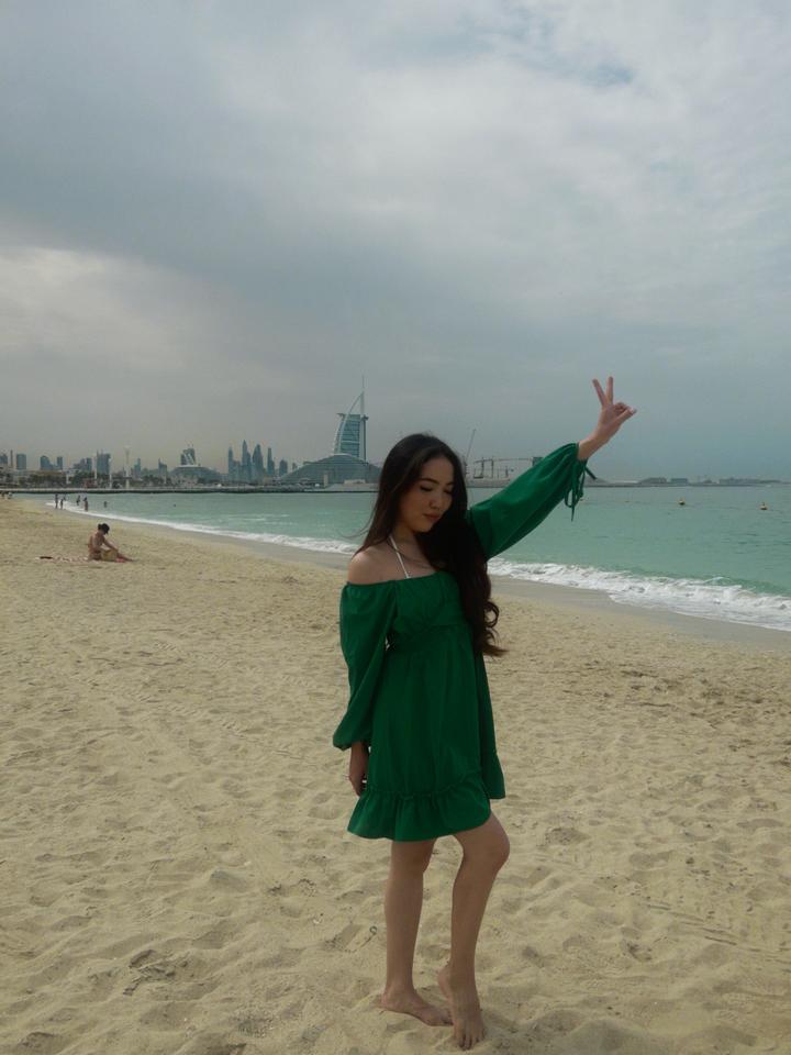 Зеленое платье на пляж