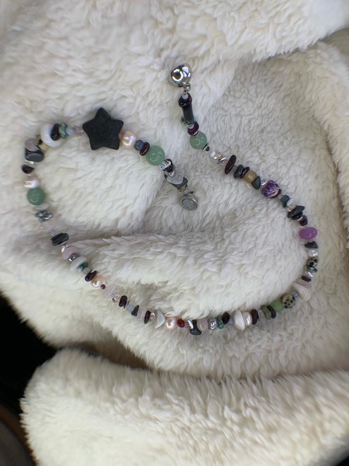 Украшения из натуральных камней на магнитной застежке